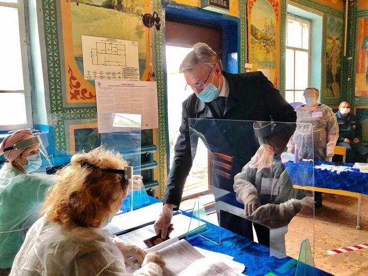 Депутат Госдумы седьмого созыва Айрат Фаррахов проголосовал в деревне Альдермыш