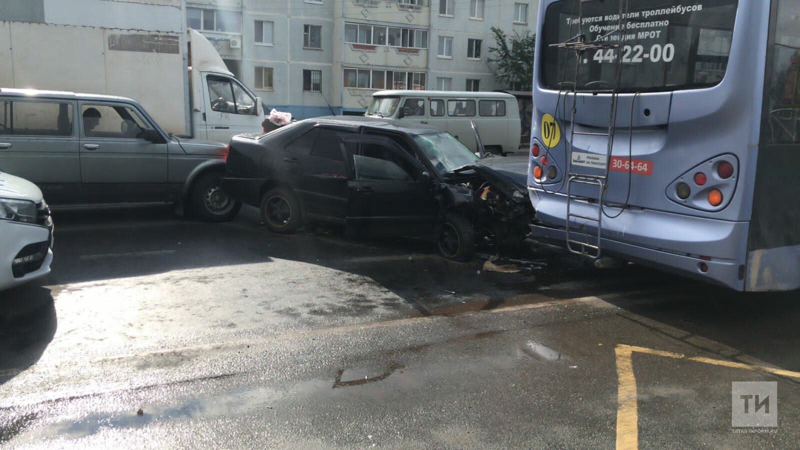 В Альметьевске две легковушки попали в ДТП с троллейбусом, три человека  пострадали