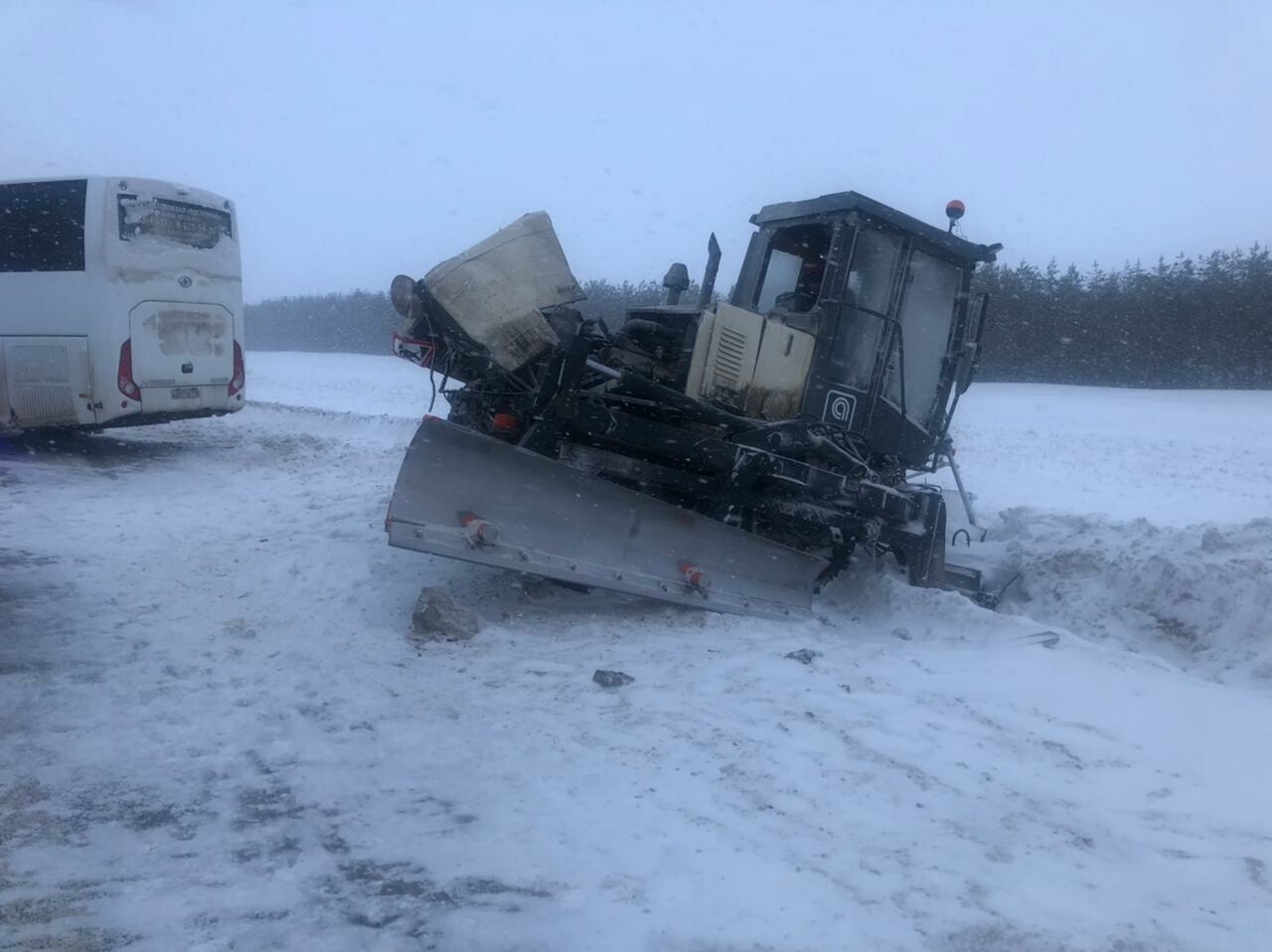 МВД по РТ: В ДТП с автобусом и снегоуборочной машиной пострадали пять человек