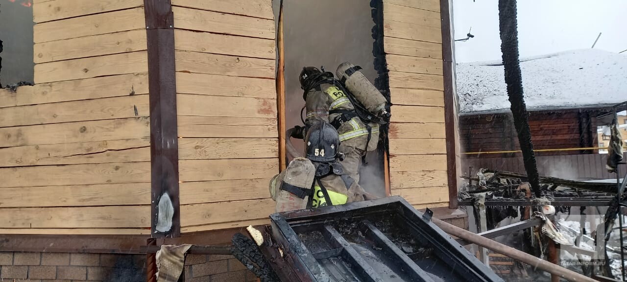 В Татарстане пожарные потушили горящий дом, не дав огню перекинуться на соседние строения