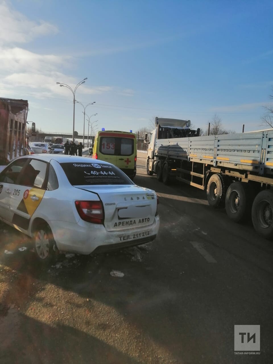 Водитель и пассажир пострадали в столкновении трех легковушек и двух  «КАМАЗов» в Челнах