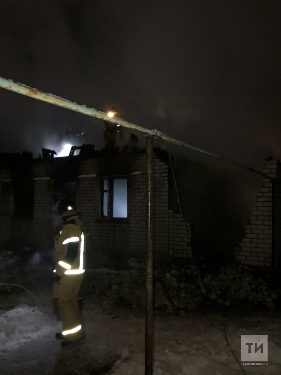 Двое человек погибли на пожаре в частном доме в Казани