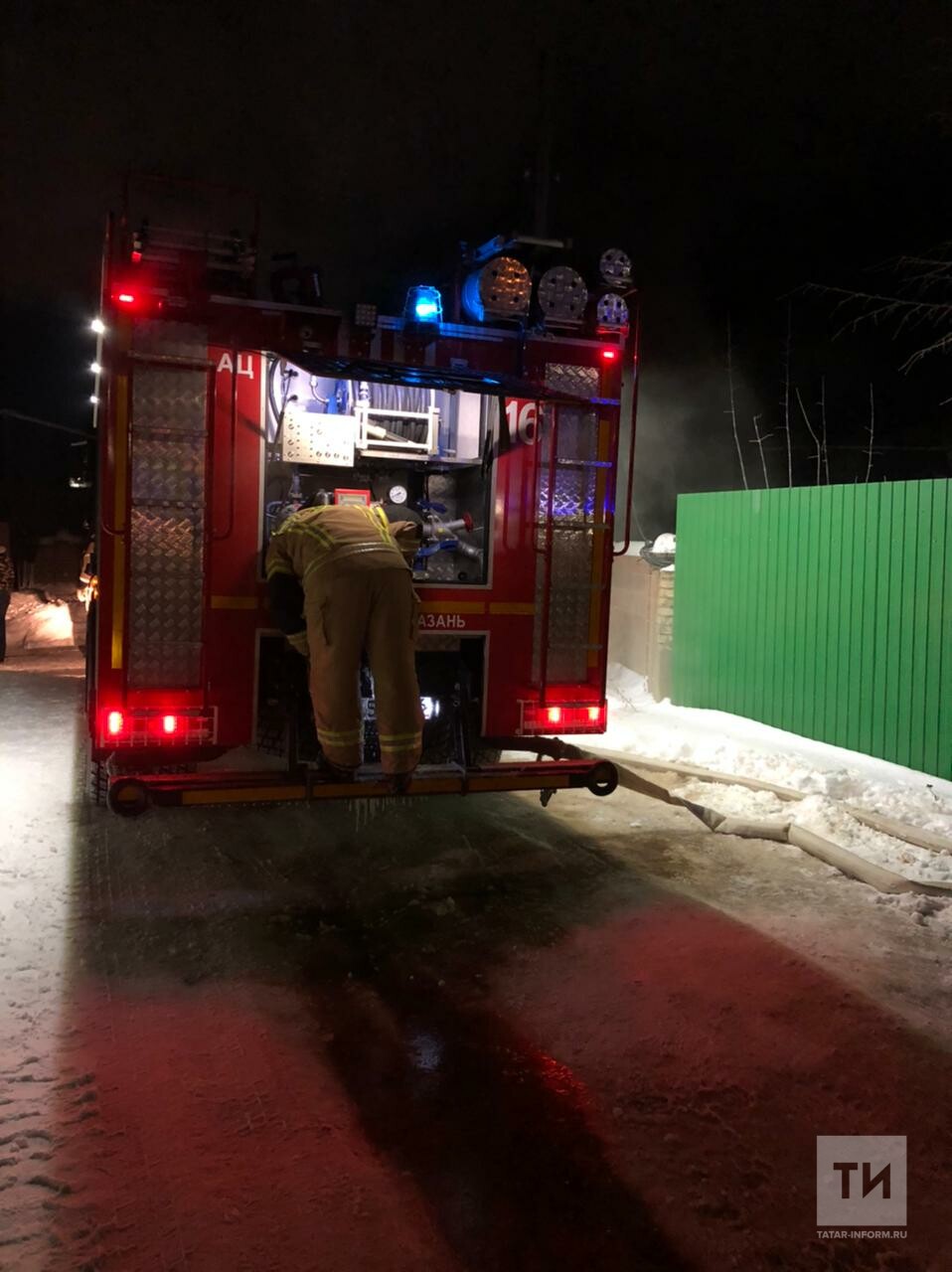 Двое человек погибли на пожаре в частном доме в Казани