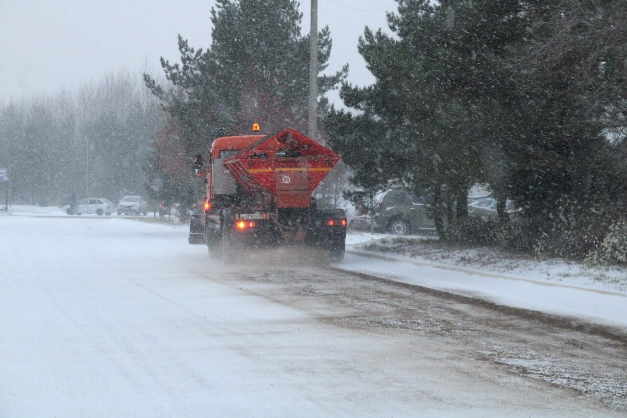 В Менделеевске вывели зимнюю спецтехнику для борьбы с последствиями обильного снегопада