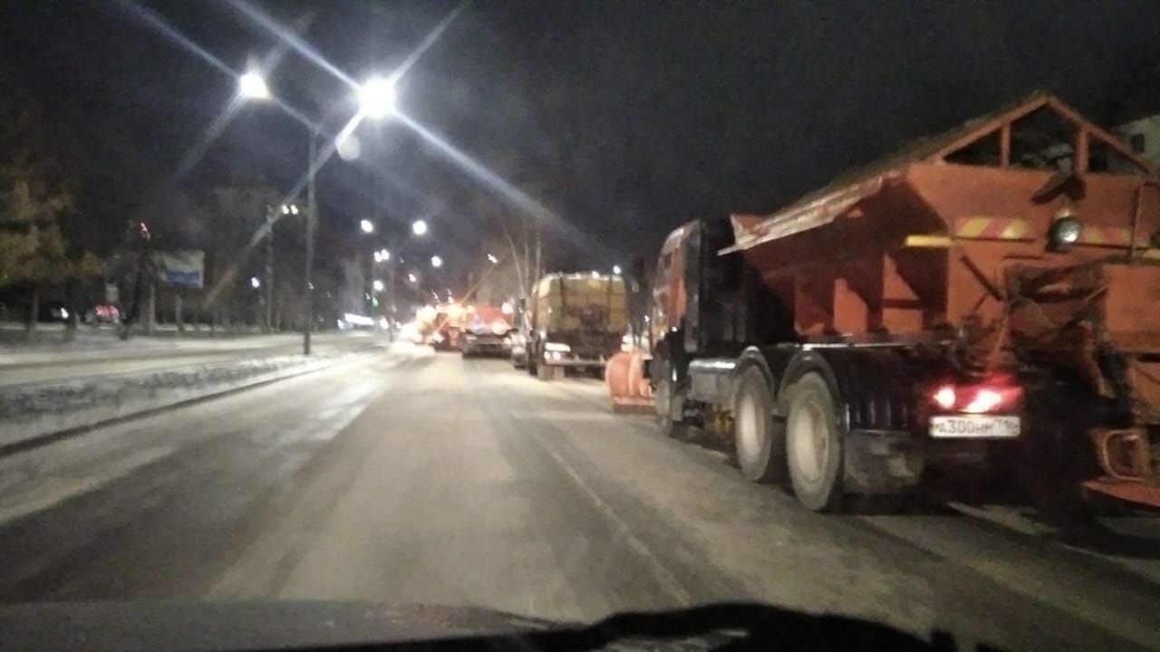Ночью с последствиями снегопада в Нижнекамске боролись 20 единиц техники