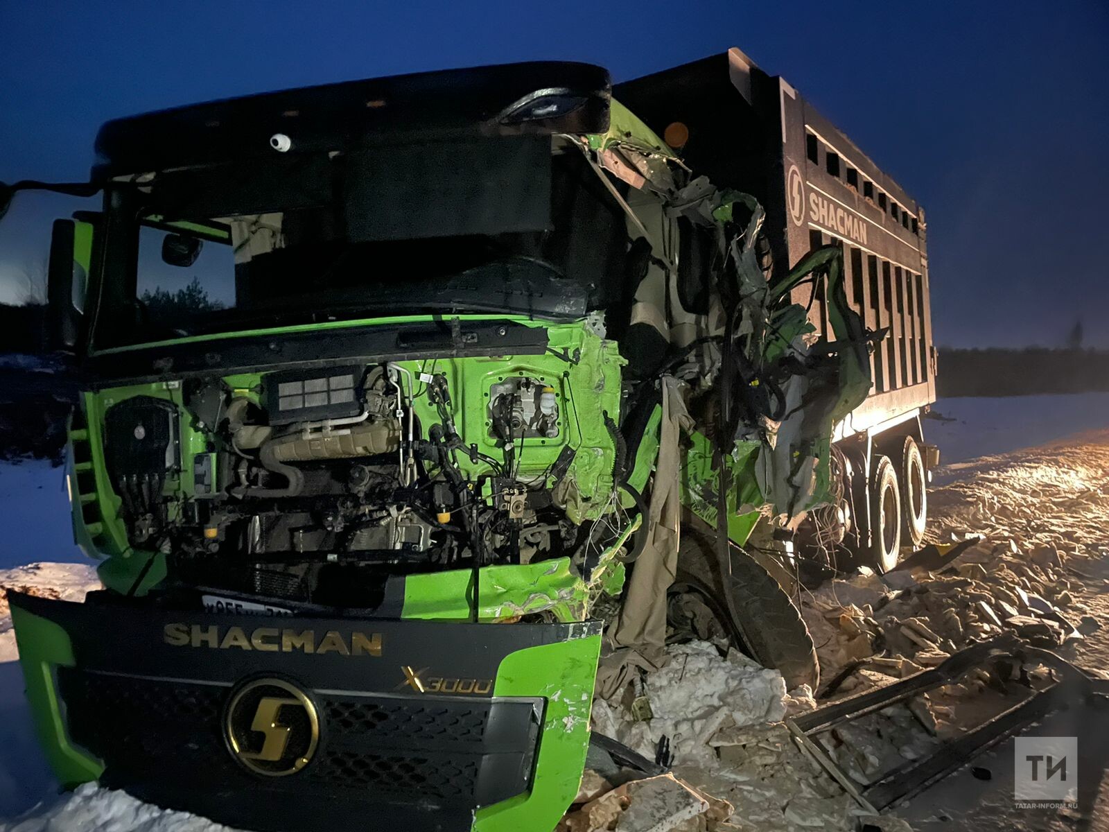 Кабина автобуса смялась после ДТП с грузовиком в Татарстане, пострадали оба водителя