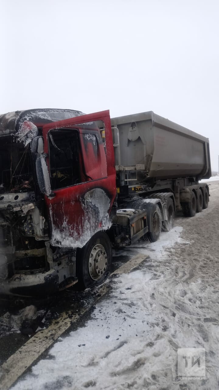 Пожарные потушили грузовик, который загорелся на М7 под Казанью