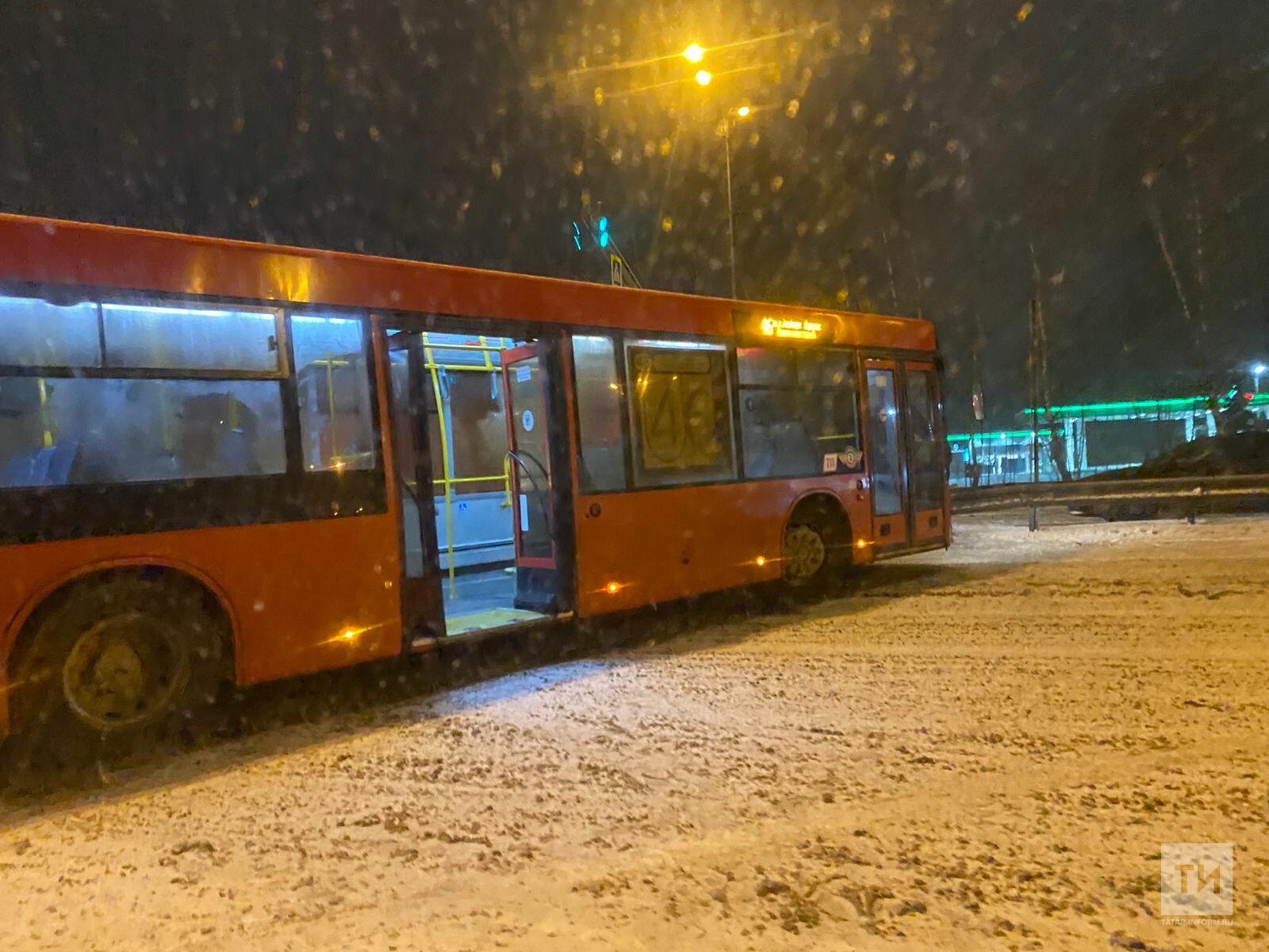 После столкновения с грузовиком автобус перекрыл дорогу на выезд из Казани