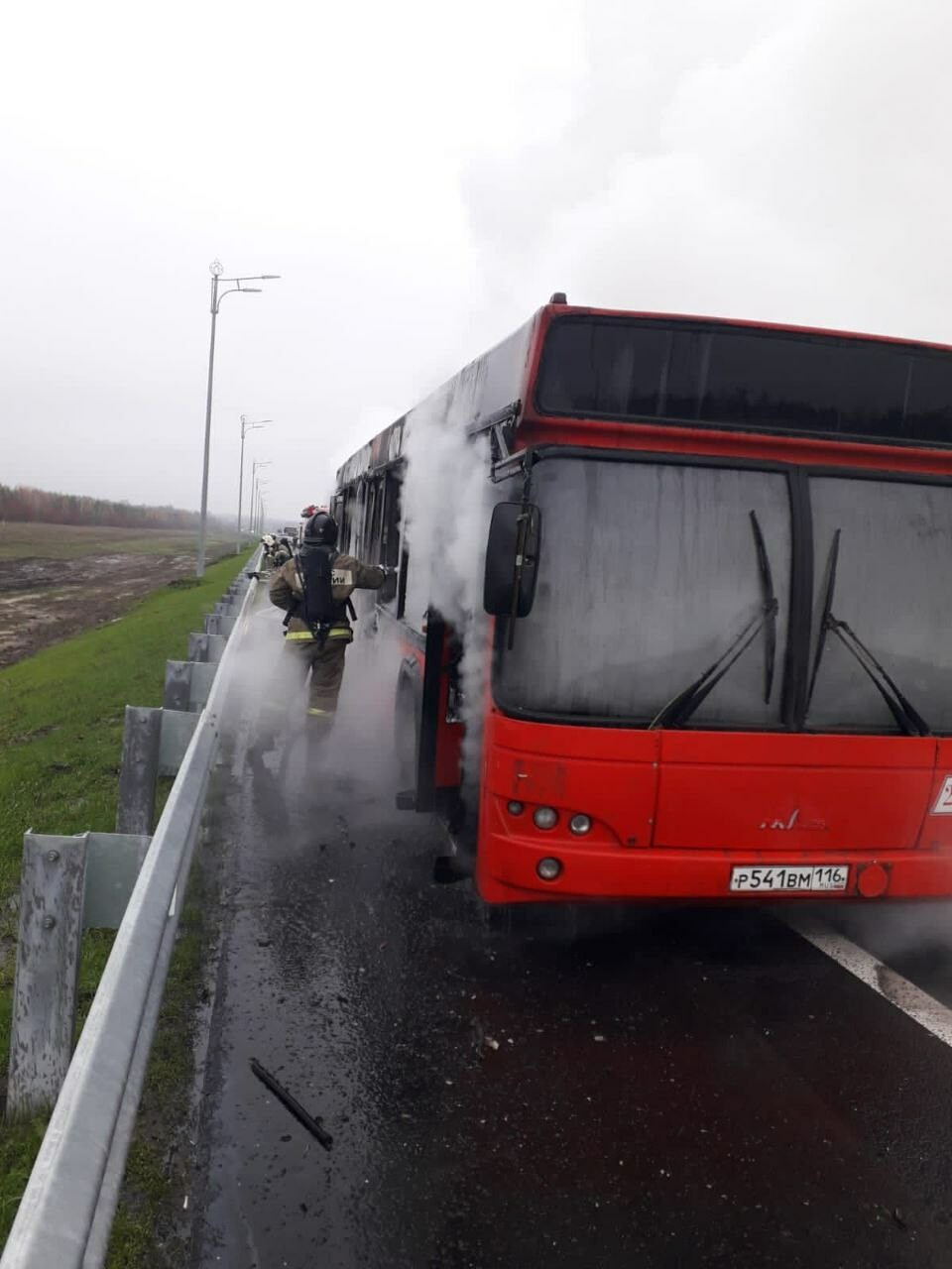 Очевидцы сняли на видео еще один загоревшийся автобус на въезде в Казань