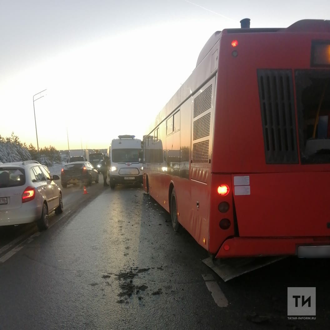 В районе Высокой Горы столкнулись автобус и грузовик, есть пострадавшие