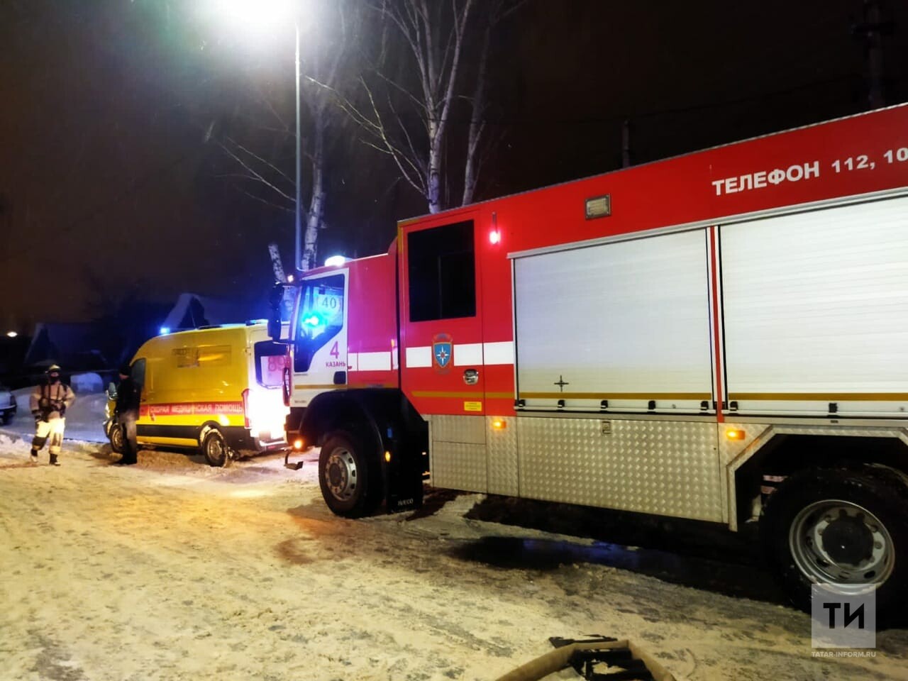 Пожарные тушат горящий жилой дом в поселке Юдино