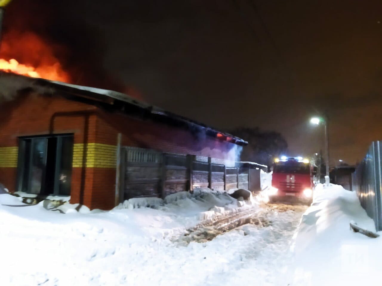 Пожарные тушат горящий жилой дом в поселке Юдино