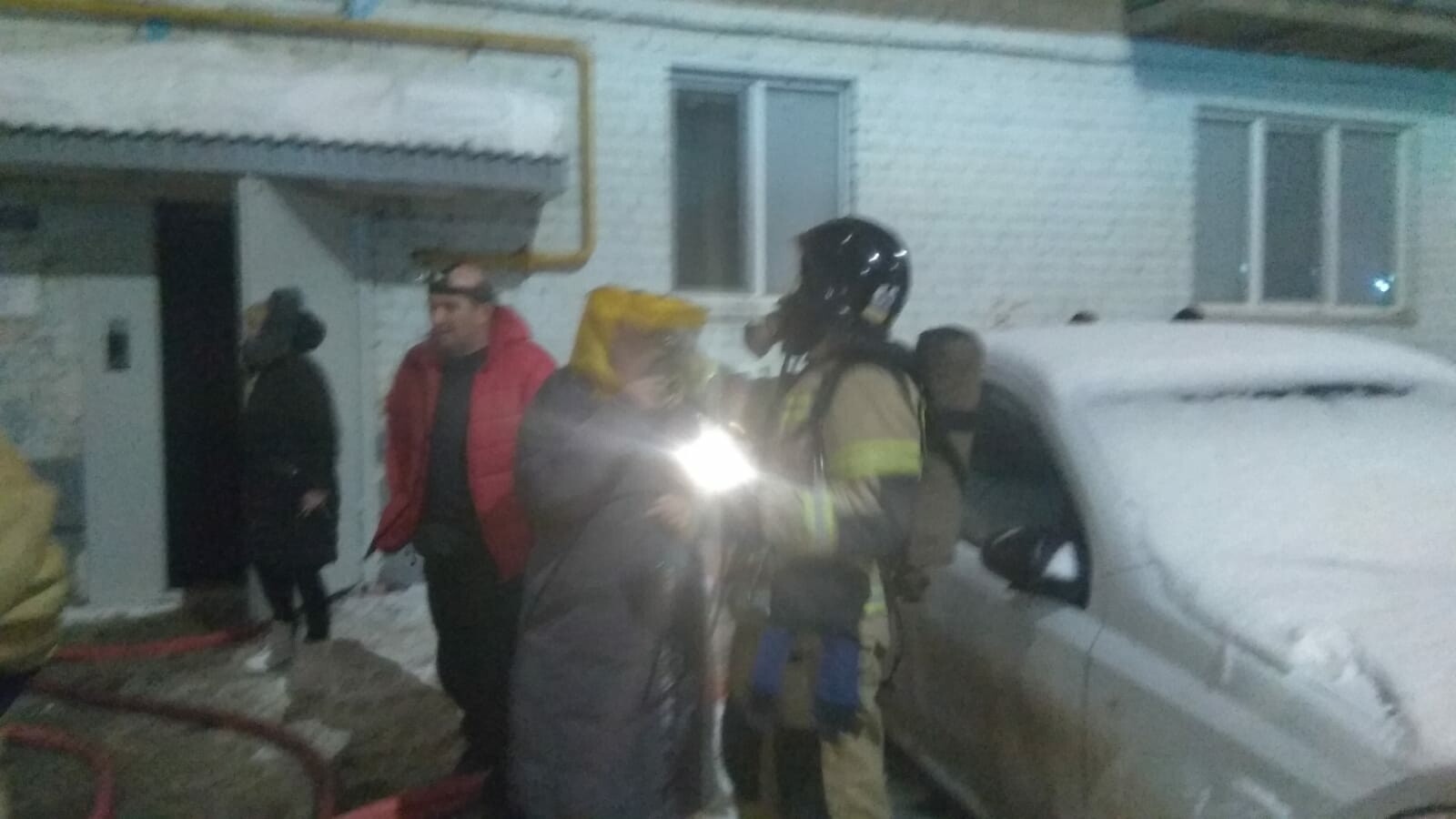 Два человека отравились дымом на пожаре в многоэтажке в Альметьевске