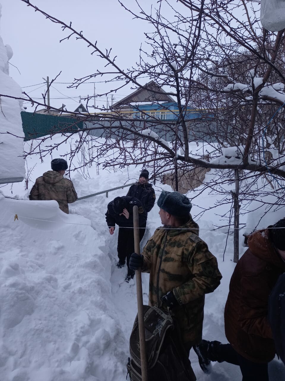 Росгвардейцы очистили от снега дом матери Героя России в селе Печищи