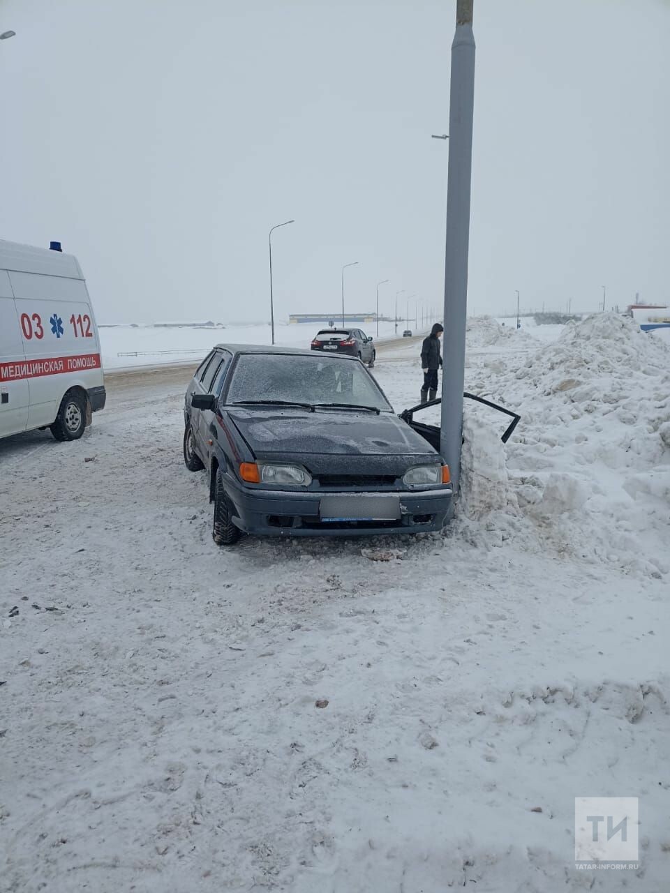 Водитель «Лады» оказался зажат в салоне авто после аварии с BMW на трассе в  Татарстане