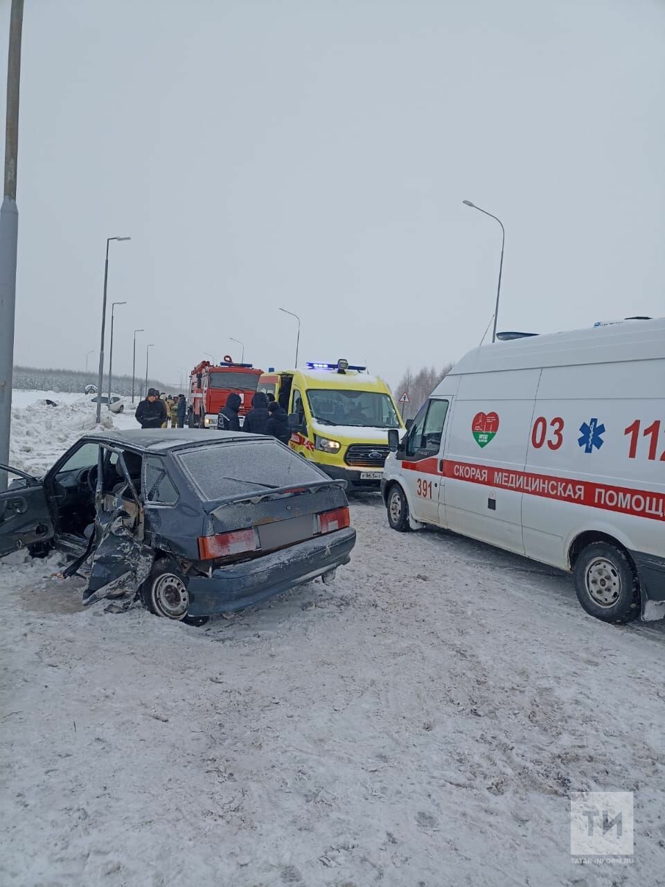 Водитель «Лады» оказался зажат в салоне авто после аварии с BMW на трассе в  Татарстане