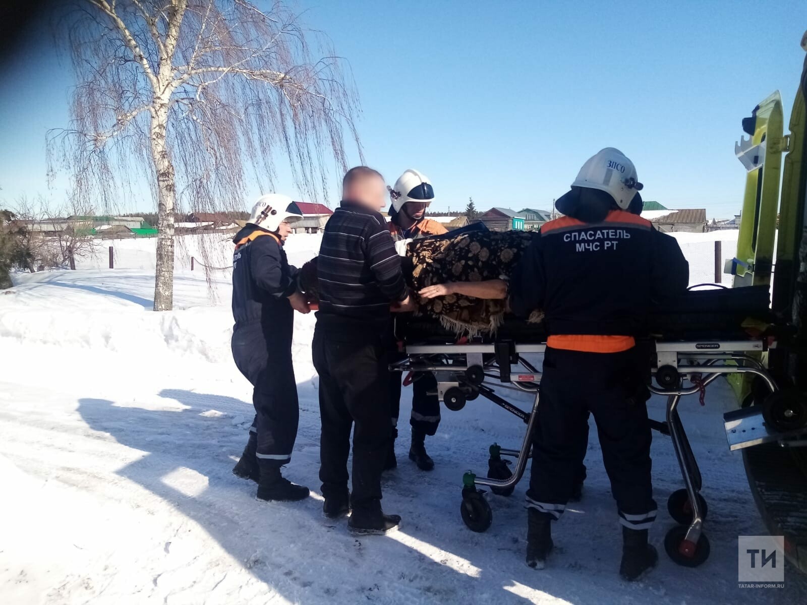 В Татарстане спасатели помогли женщине, которая упала в погреб дома и  сломала ногу