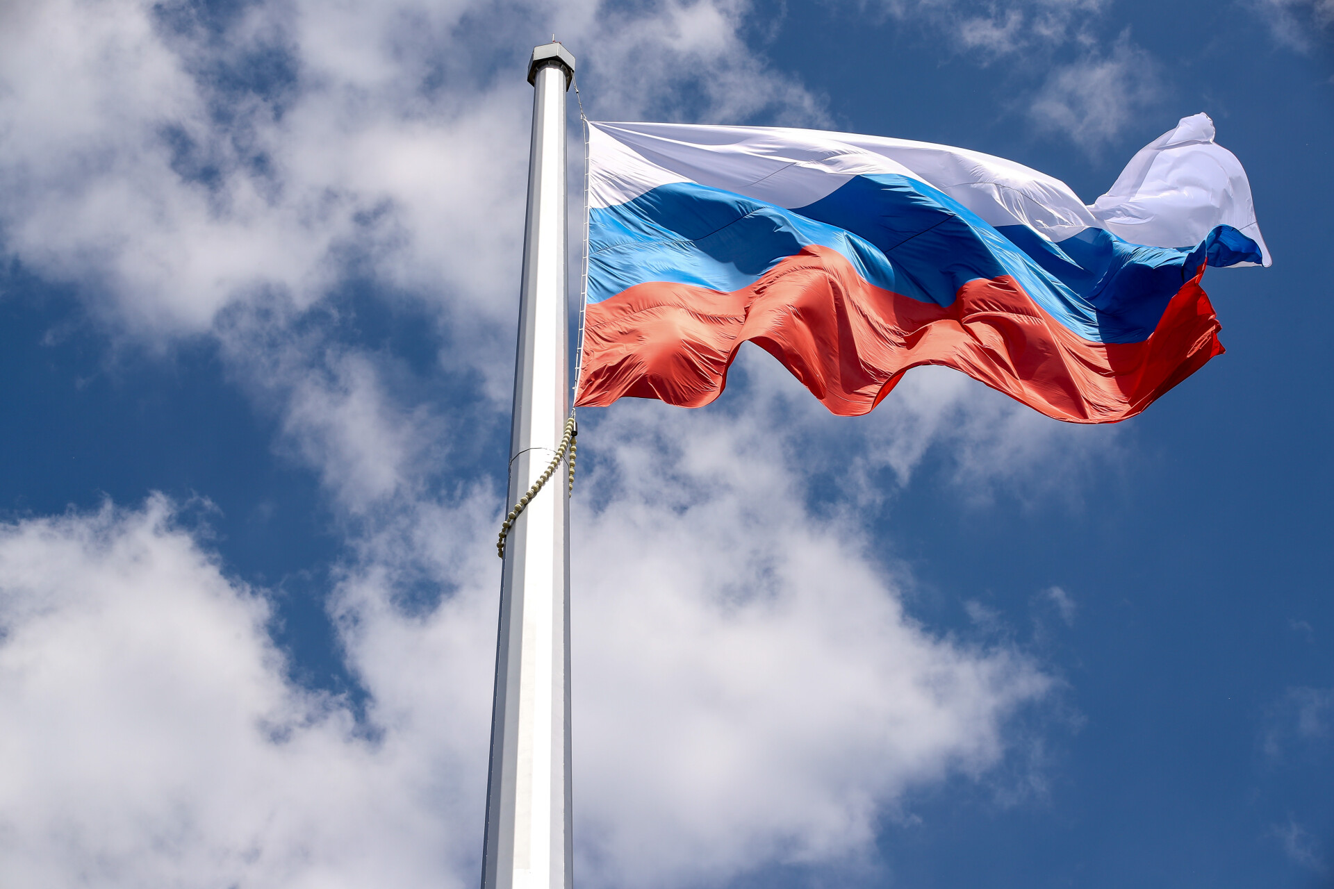 Поднимают флаг России