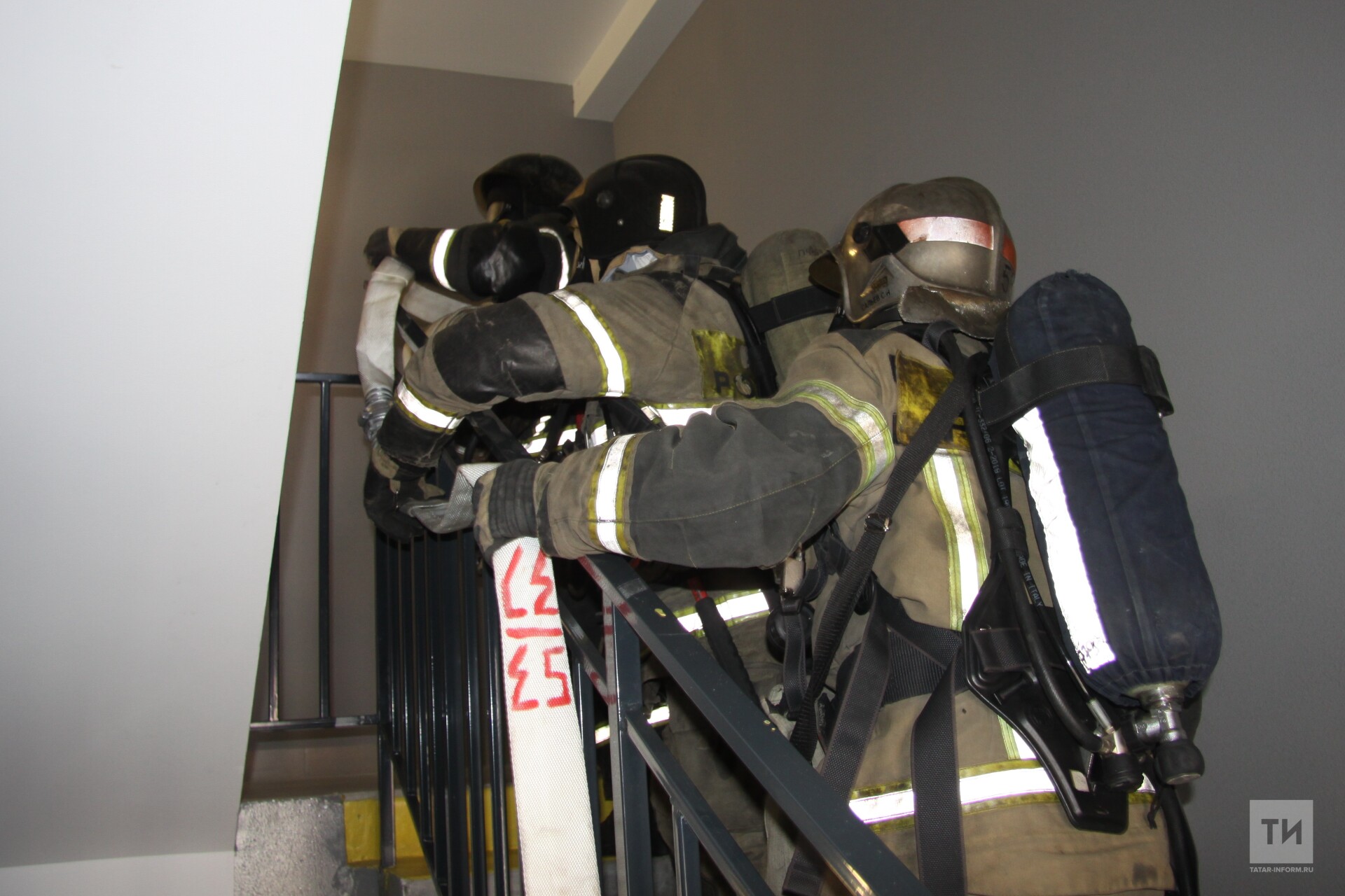 В Зеленодольске пожарные провели учения по тушению огня в 18-этажном жилом доме