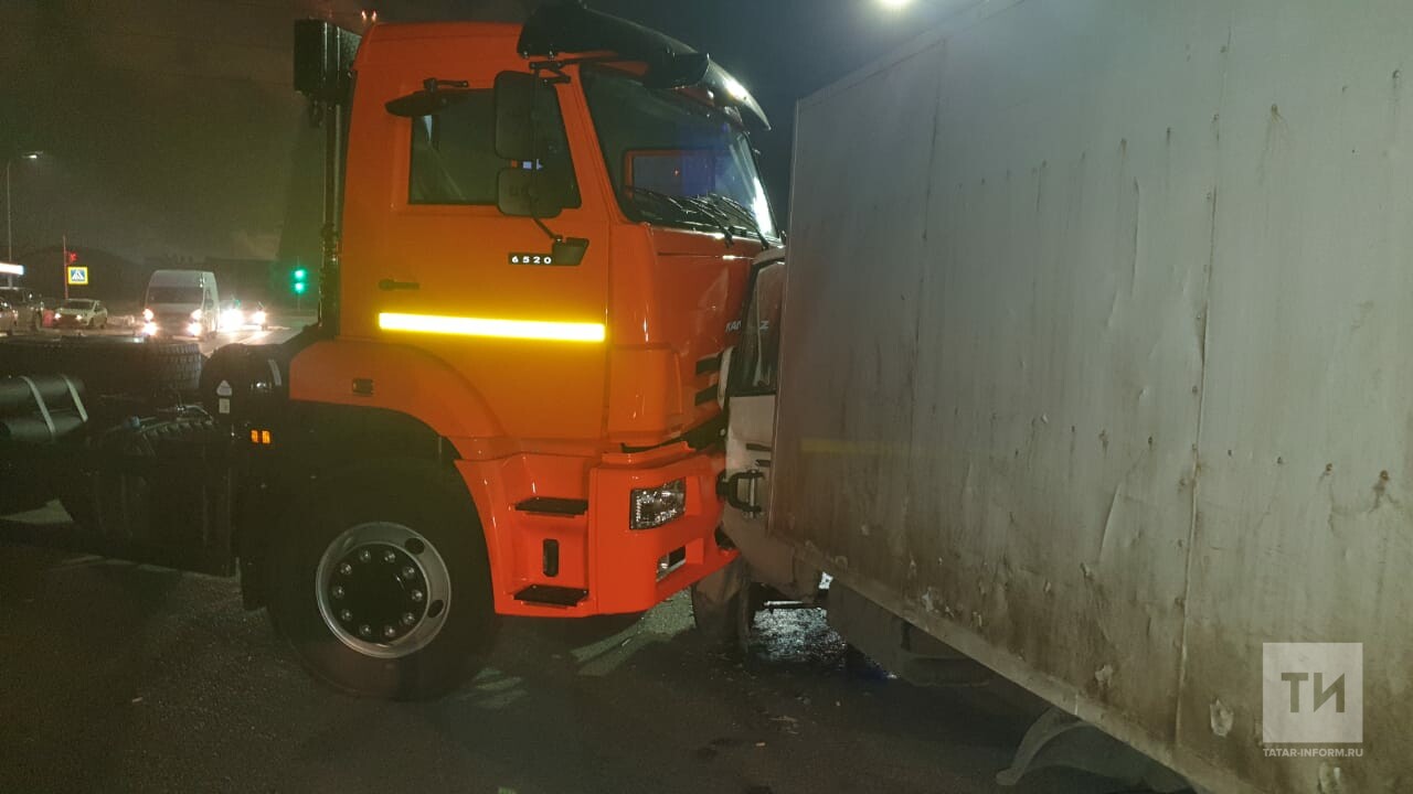 В Челнах столкнулись два грузовика, пострадал один из водителей