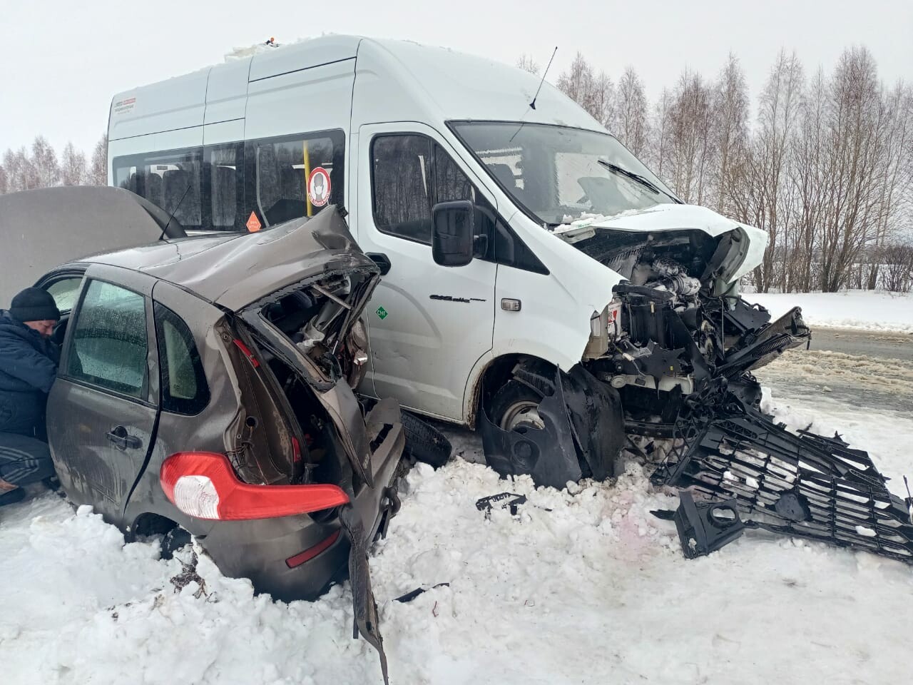 Один человек погиб в столкновении легковушки и вахтового автобуса на трассе в Татарстане
