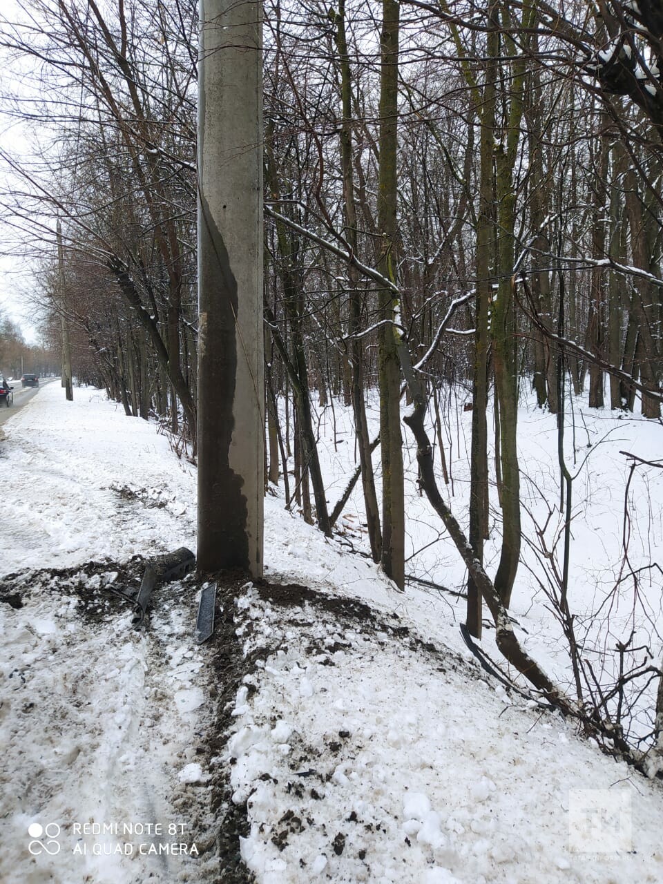 В Казани легковушку занесло на дороге, и она въехала в столб, водитель пострадал