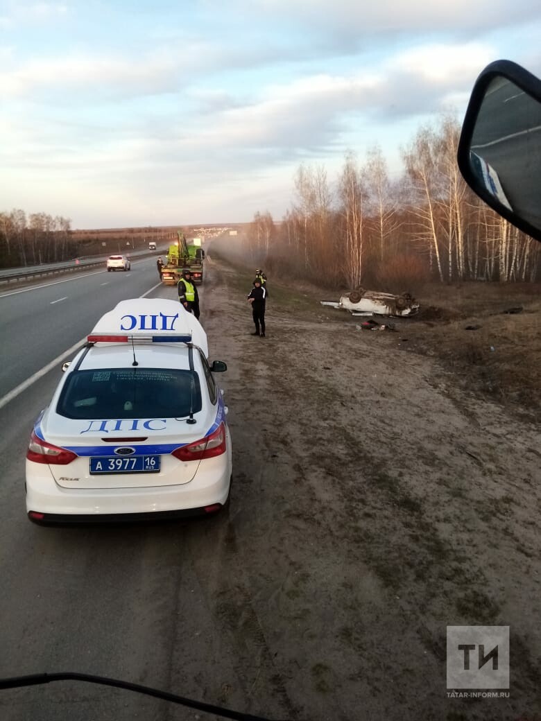 В Татарстане легковушка вылетела с трассы и перевернулась на крышу, пострадал водитель