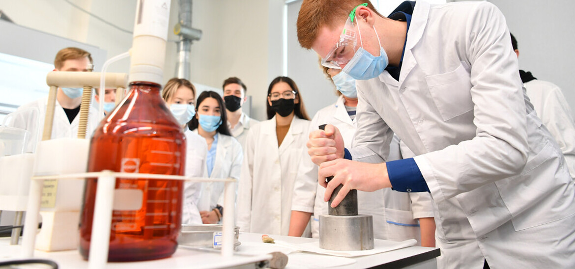Погружение в «Физику пласта»: студенты АГНИ осваивают лаборатории «ТатНИПИнефти»