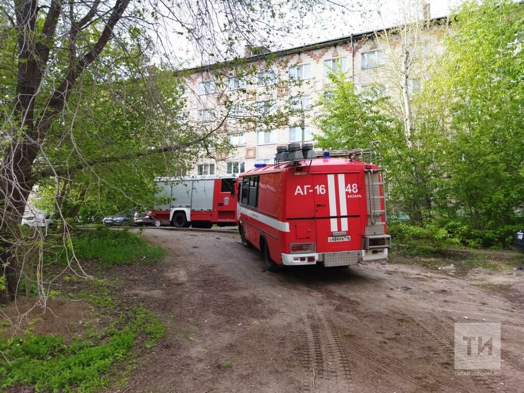 Неизвестный поджег квартиру в жилом доме в Казани, пожарные спасли пятерых  жильцов