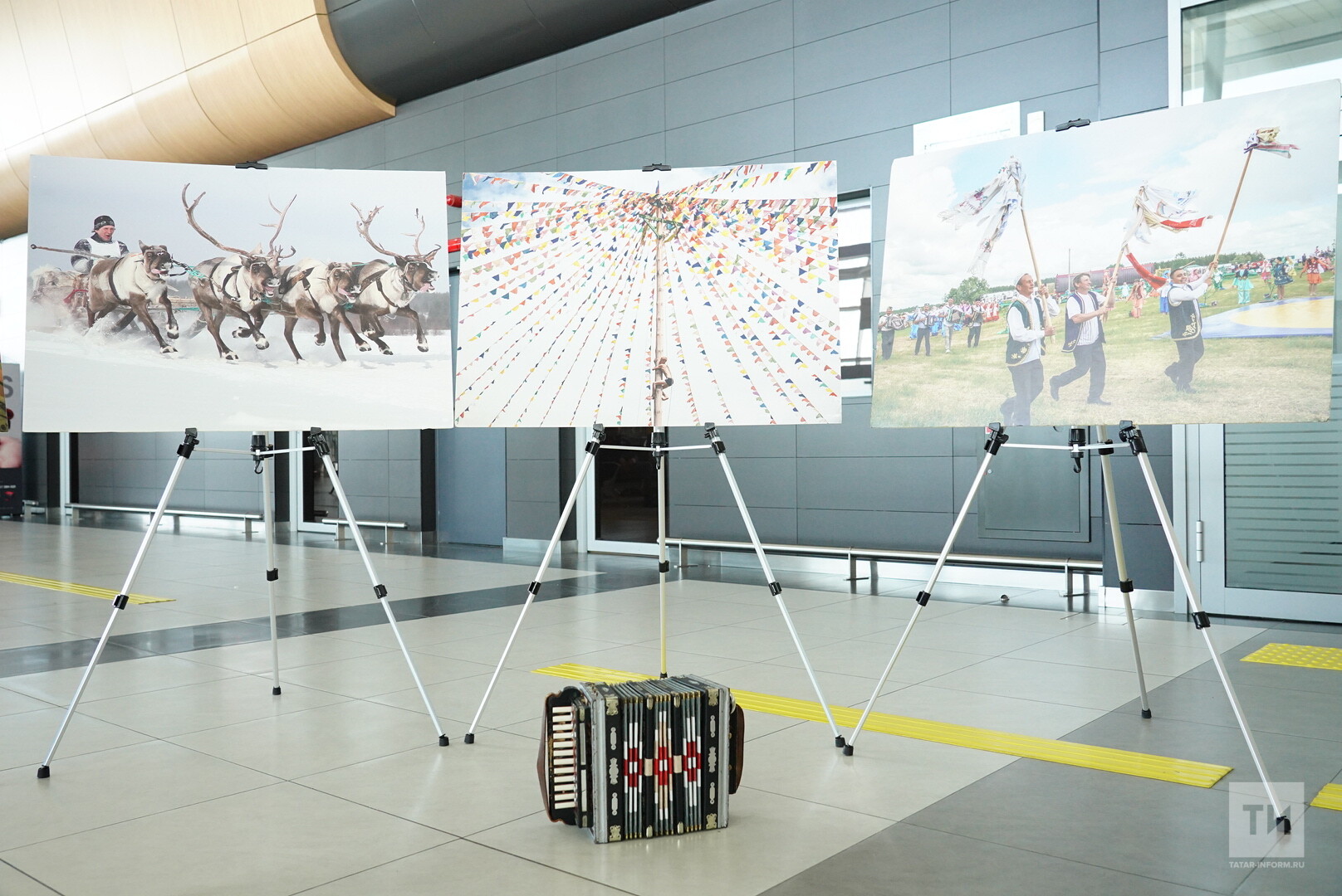 В казанском аэропорту открылась фотовыставка, посвященная праздникам народов России