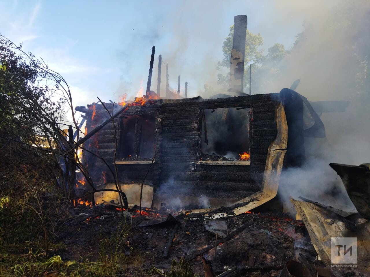 Рано утром на Лебяжьем загорелись дом с баней, внутри пожарные нашли тело  человека