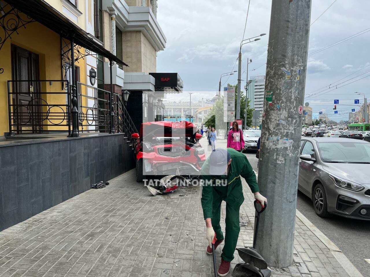 В центре Казани легковушка сбила девушку на тротуаре