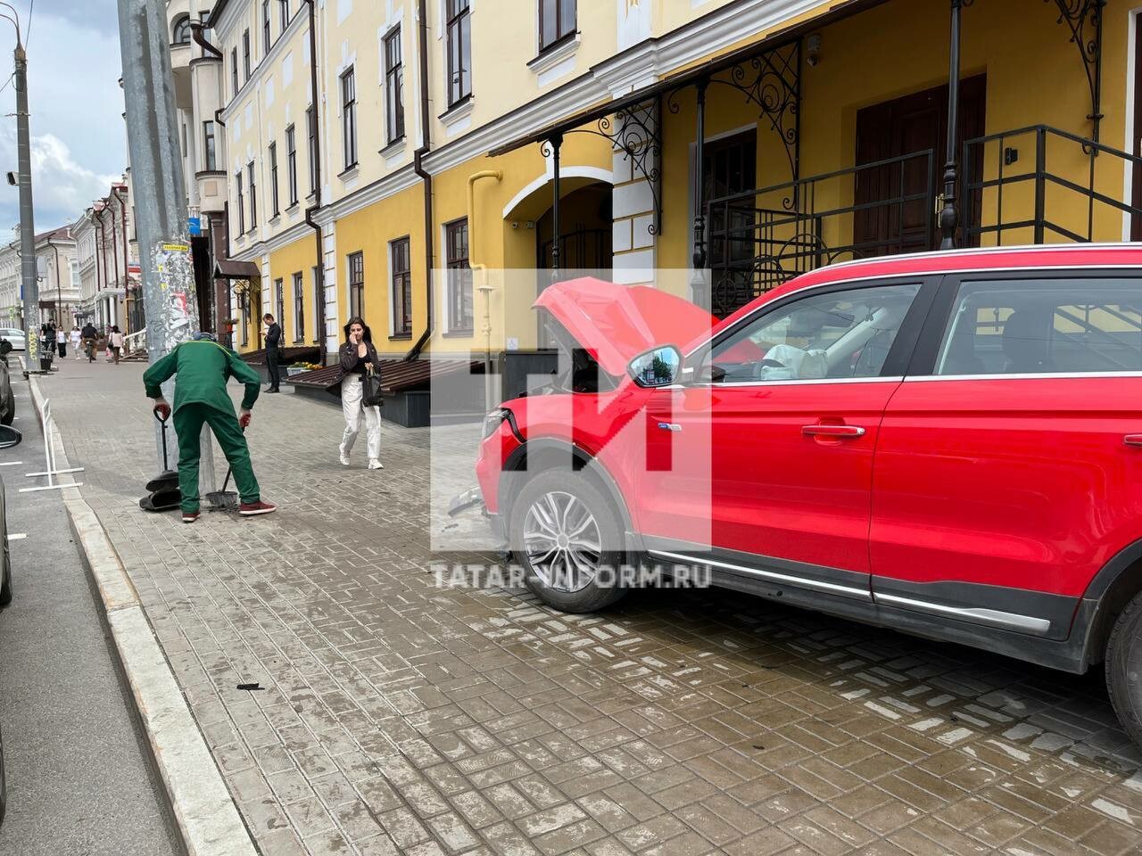 В центре Казани легковушка сбила девушку на тротуаре