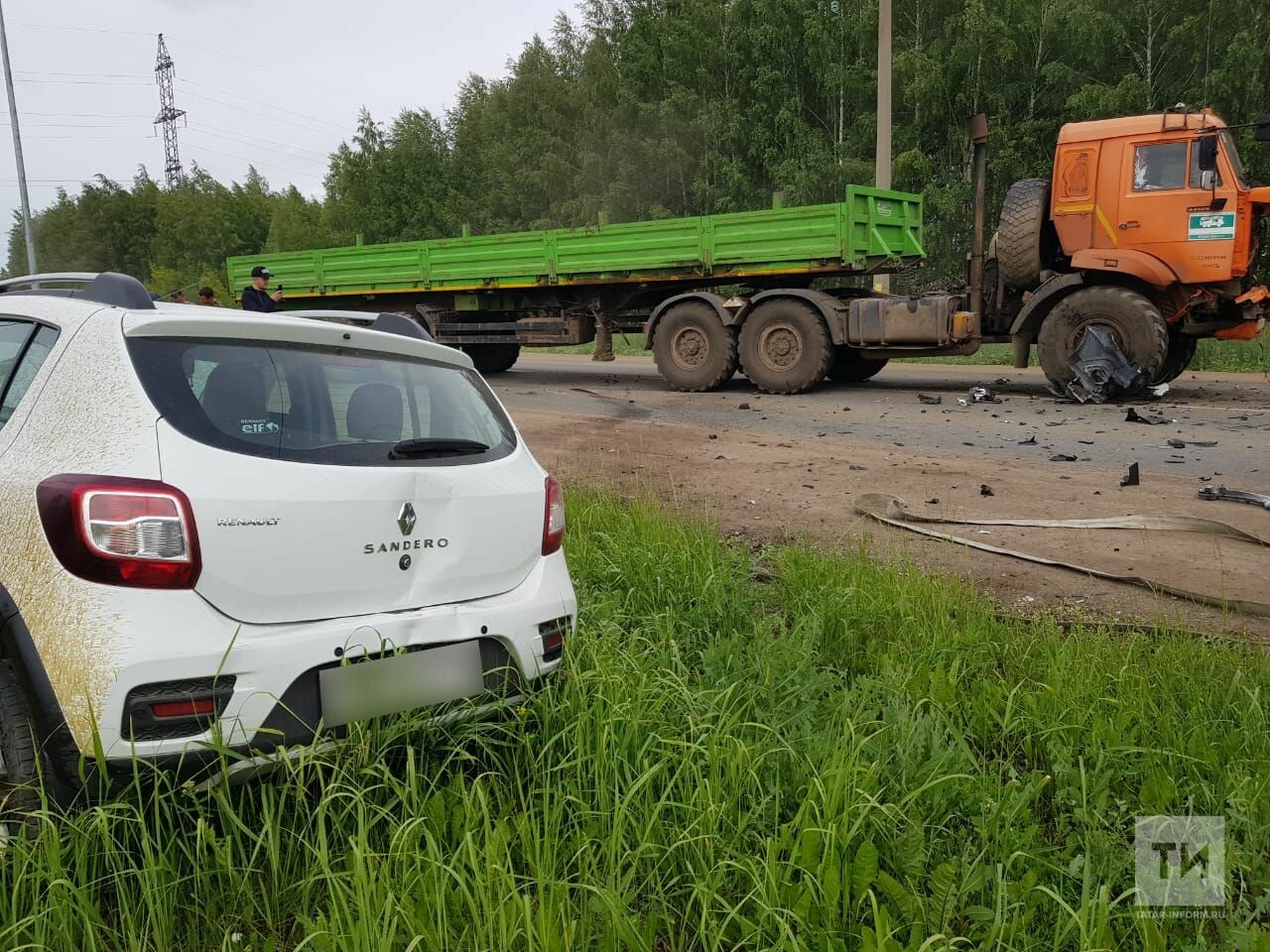 В Альметьевске легковушка попала под колеса «КАМАЗа», один из водителей в  больнице