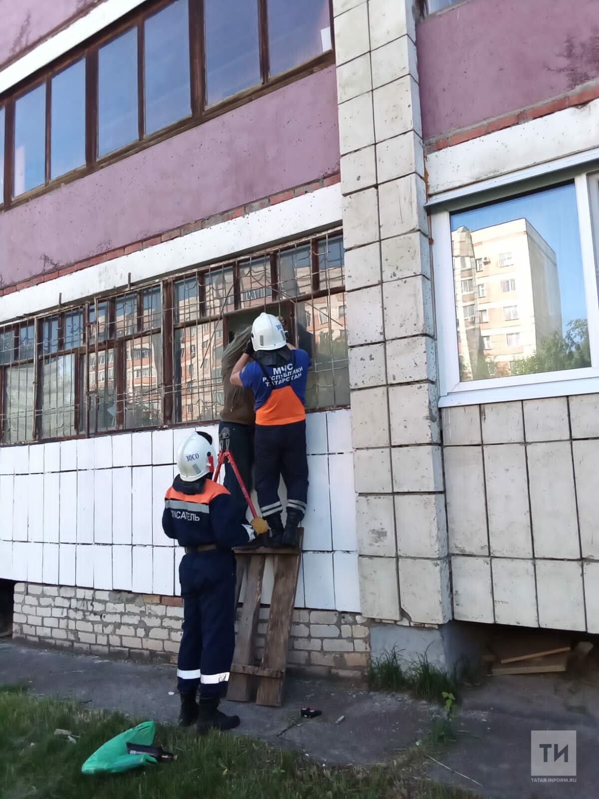 Казанец нарвался рукой на острый штырь, пытаясь попасть к себе в дом через  окно