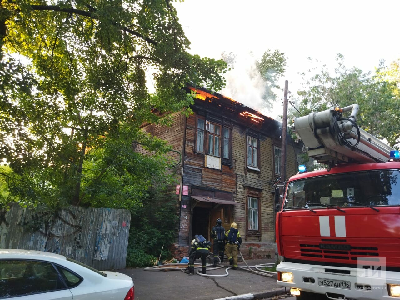 Росгвардейцы спасли бездомного из горящего деревянного дома на Чехова в  Казани