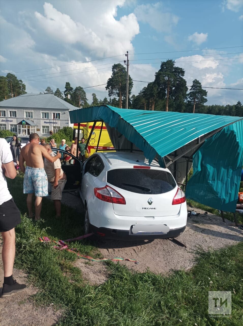 В Татарстане легковушка влетела в автобусную остановку, есть пострадавшие