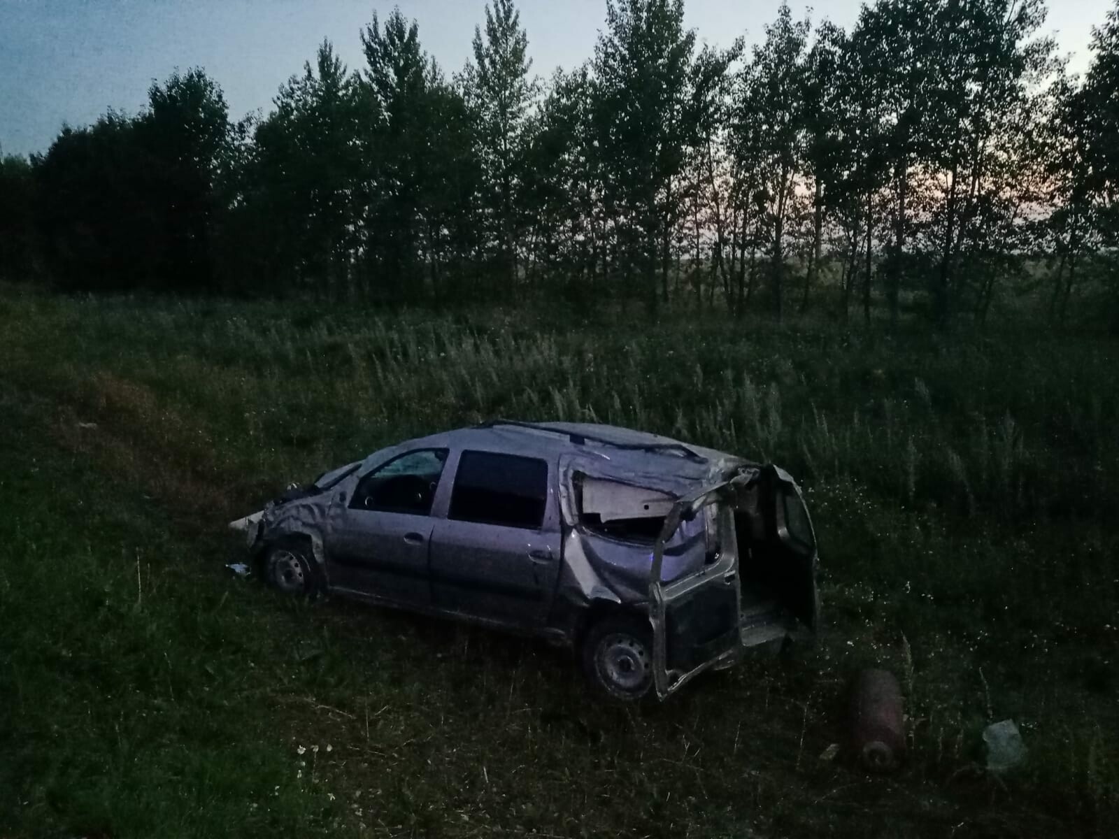 В татарстане две. Девушка на трассе. Машина в кювете.