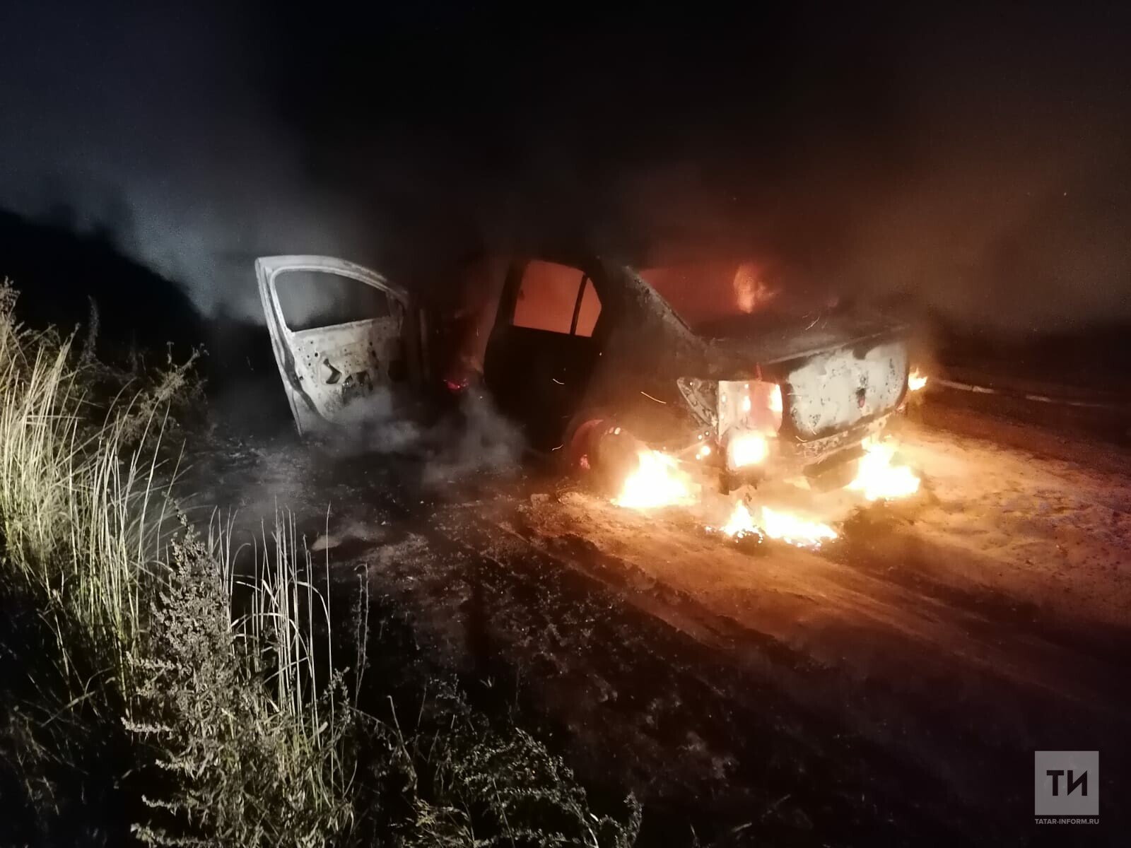 В поле под Казанью дотла сгорела легковушка