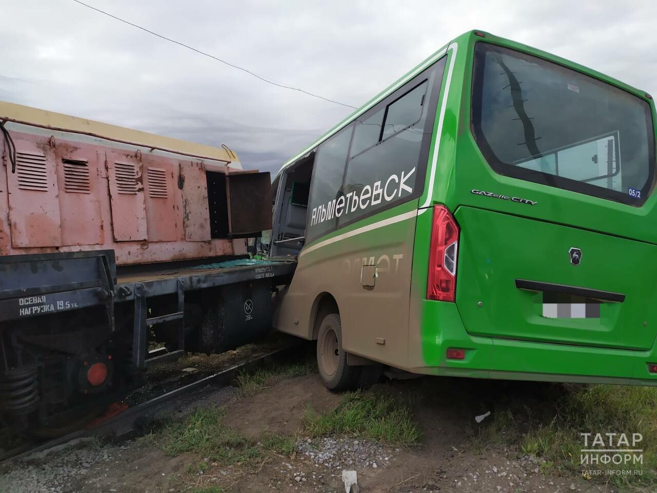 На железнодорожном переезде в Татарстане автобус с людьми столкнулся с  краном