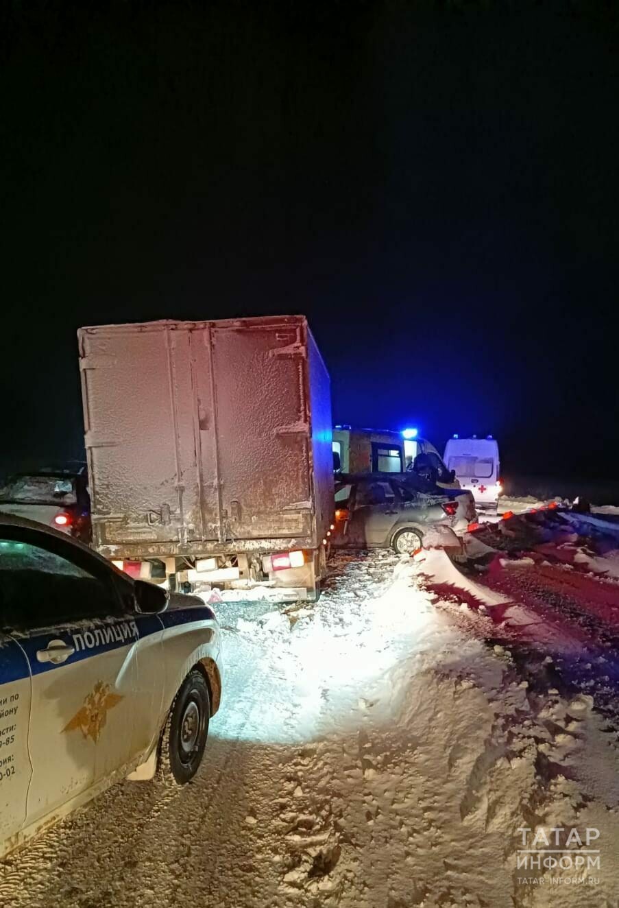 Пассажирка легковушки скончалась после столкновения с грузовиком на трассе в РТ
