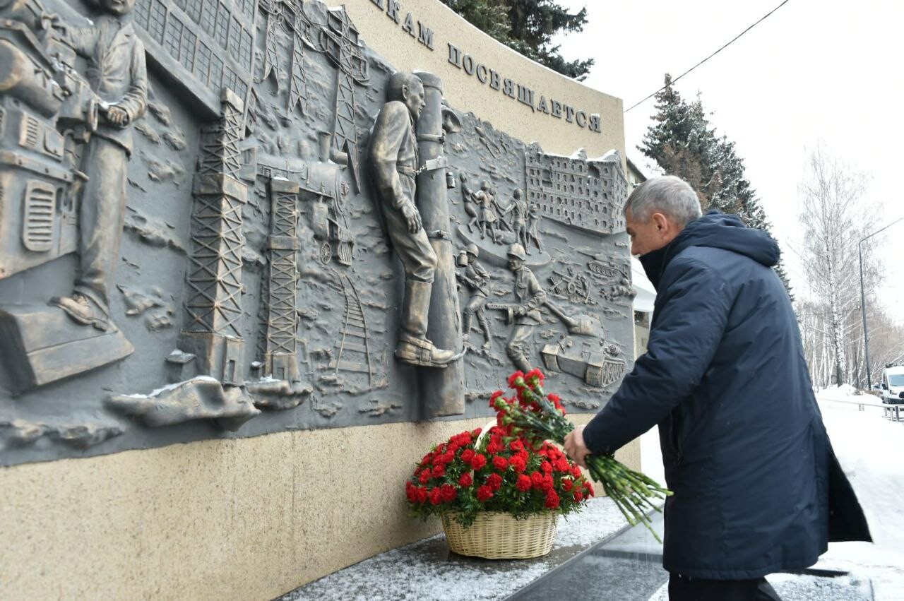 Минниханов возложил цветы к мемориалу энергетиков у здания КГЭУ