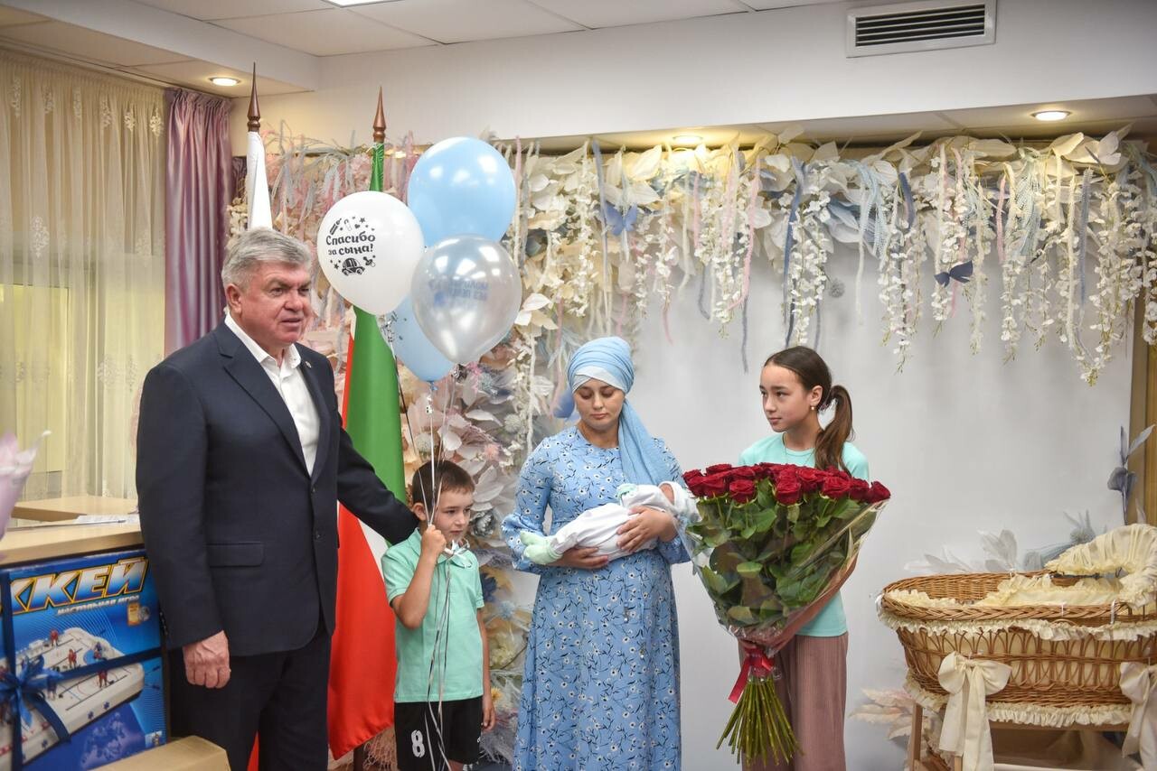 Мэр Челнов Наиль Магдеев поздравил семью военного с рождением наследника