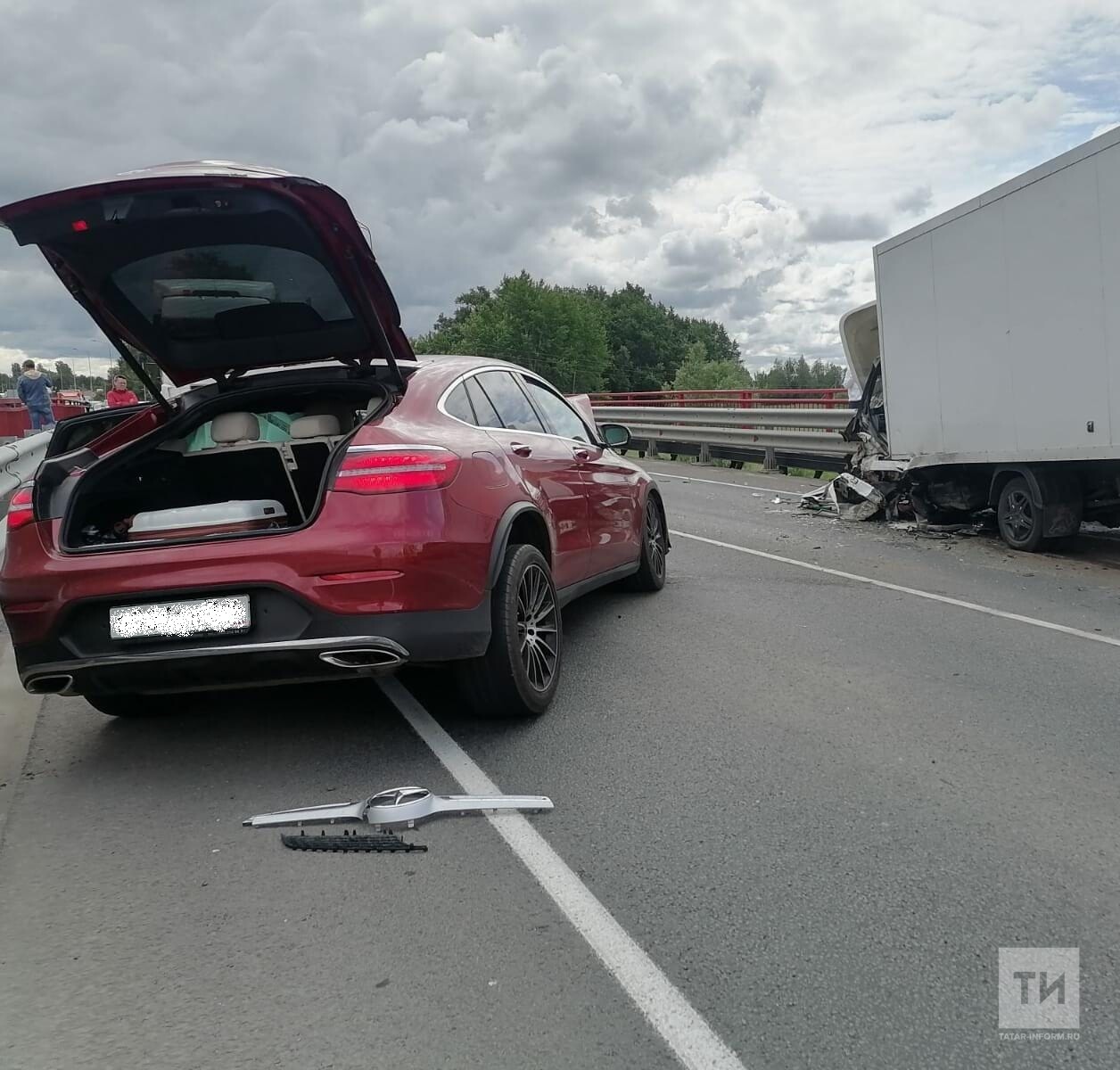 При столкновении Mercedes с ГАЗелью в Татарстане пострадали четыре человека