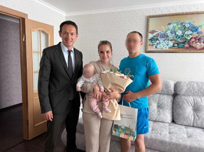 Глава Альметьевска поздравил военнослужащего с рождением дочери