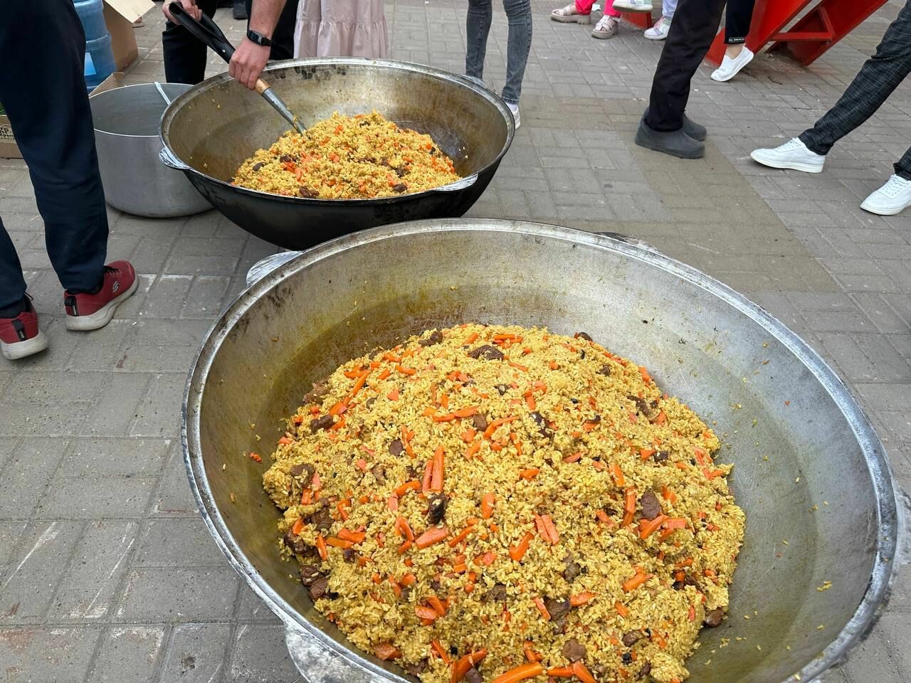 Жителей Менделеевска на площади Гассара угощали пловом в честь Курбан-байрама