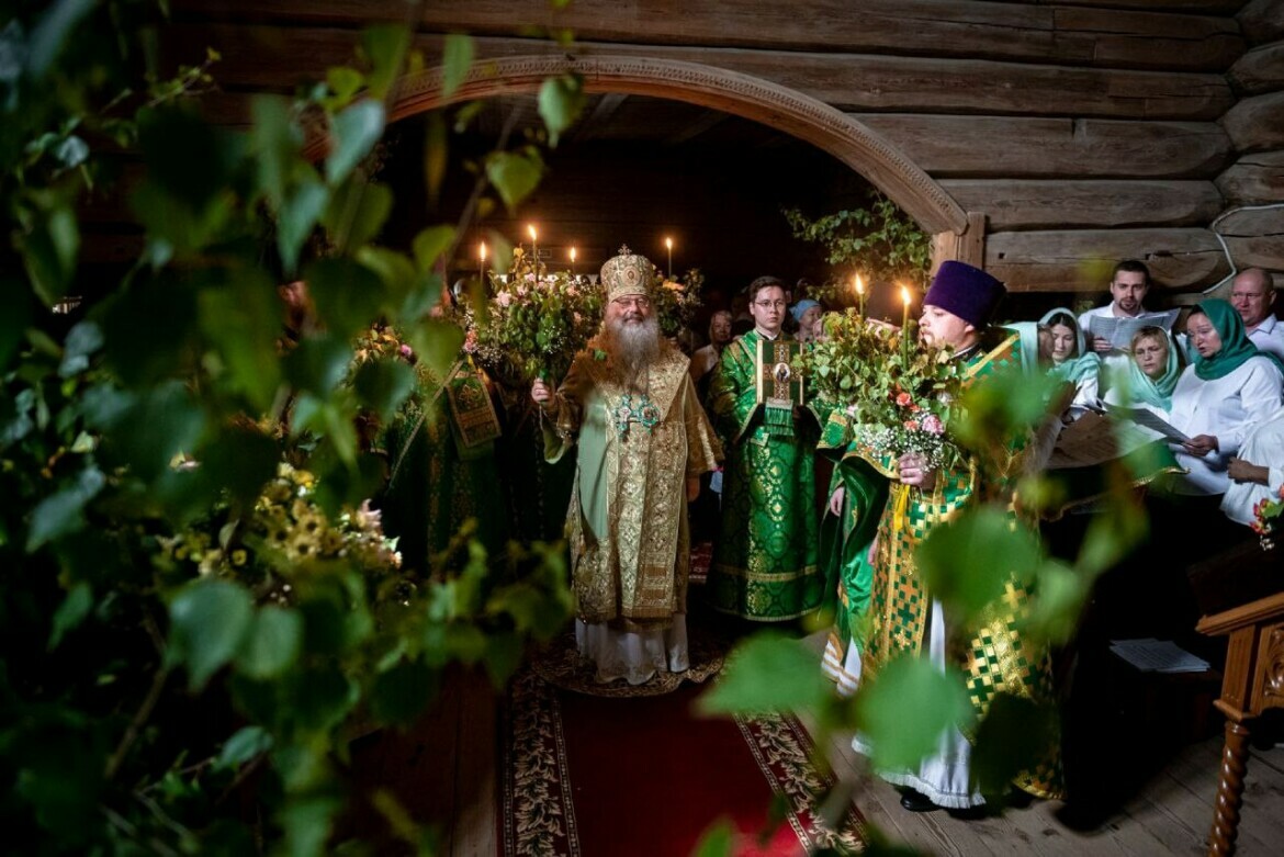 В Троицу митрополит Кирилл возглавил праздничную службу в Свияжске