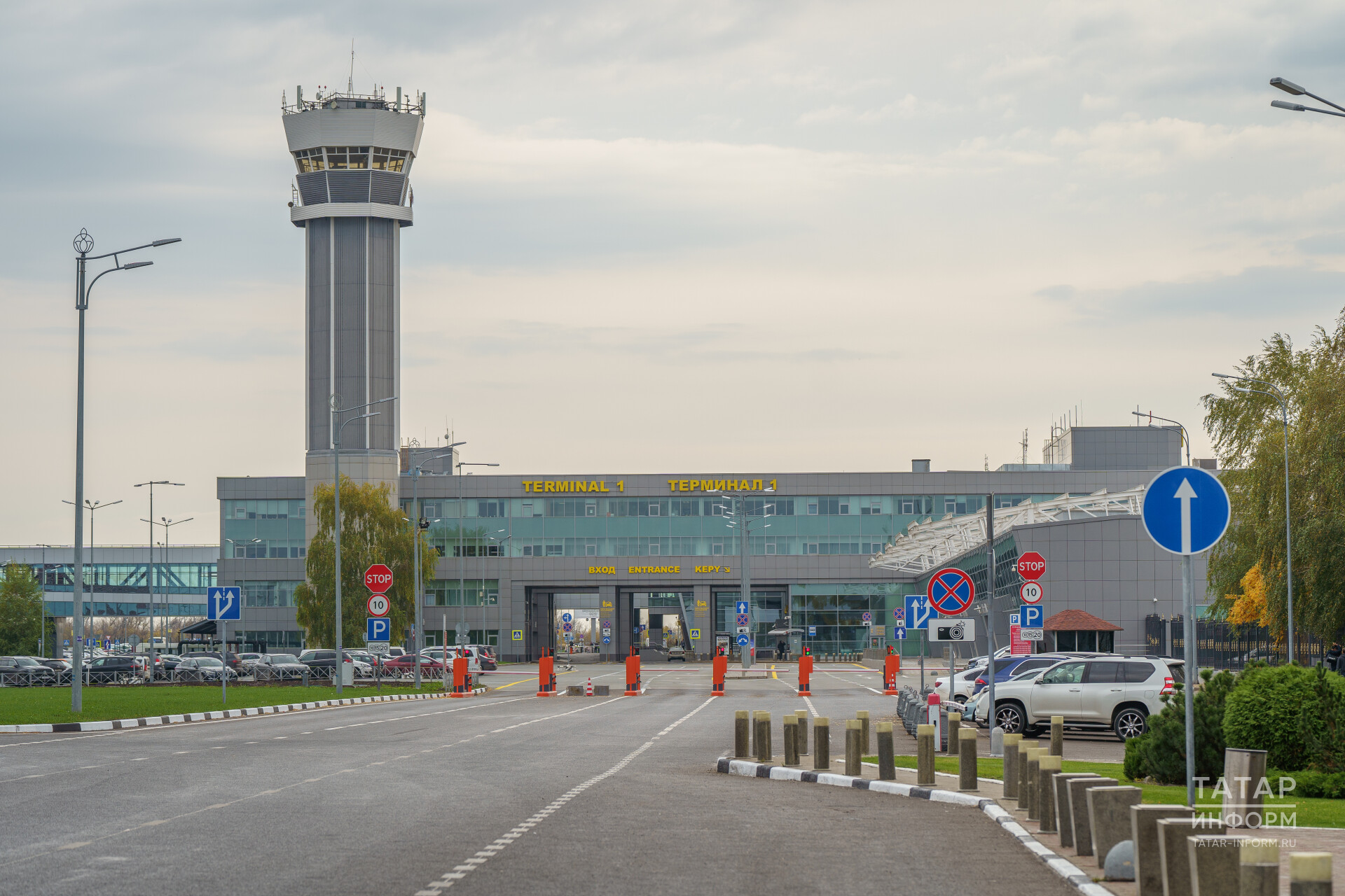 Казань омск время в пути. Казанский аэропорт. Аэропорт Казань фото. Казань Омск. Самолет татар информ.