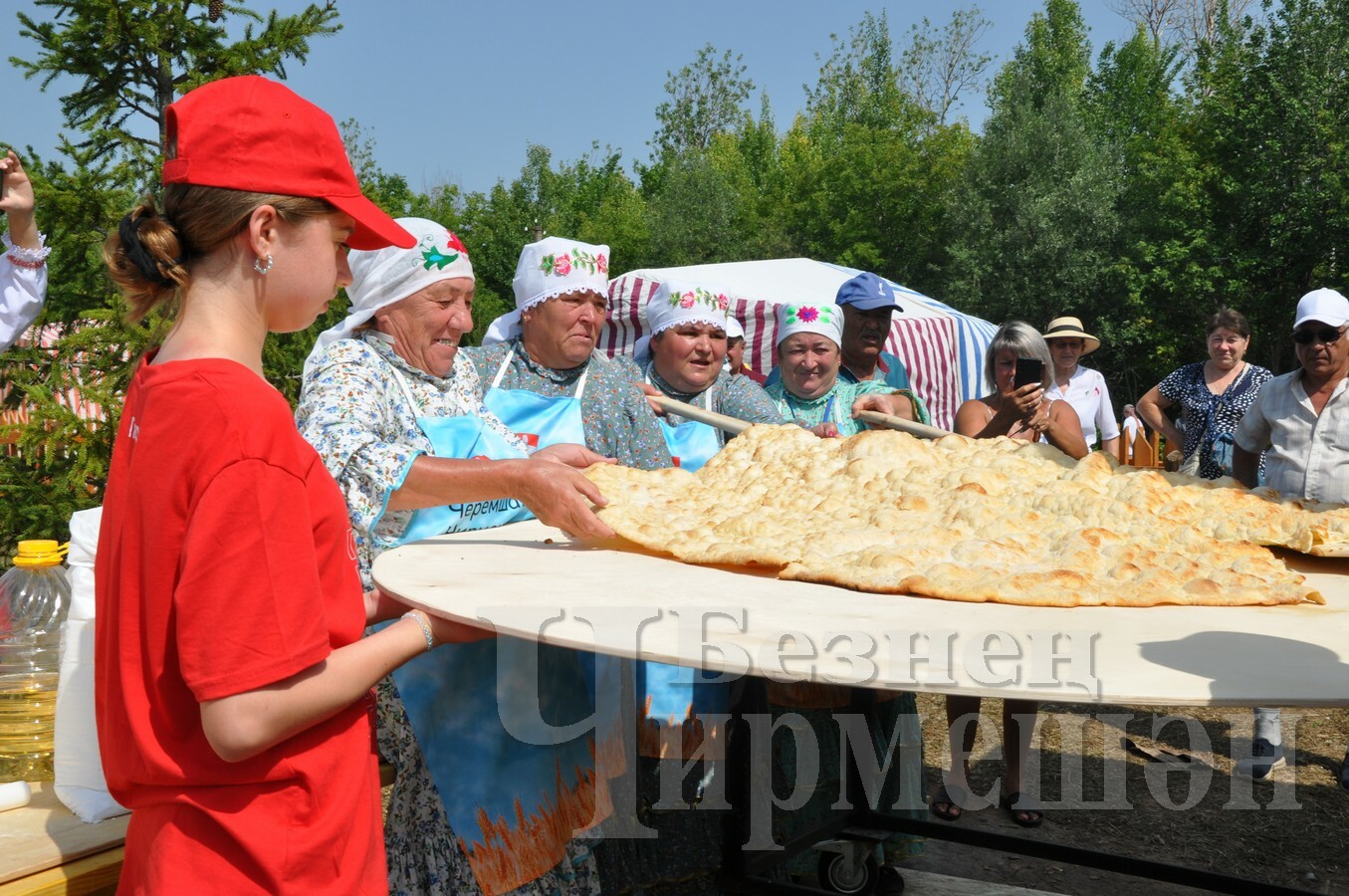 На фестивале «Наследие веков» в Черемшане испекли лепешки диаметром 1,5 метра