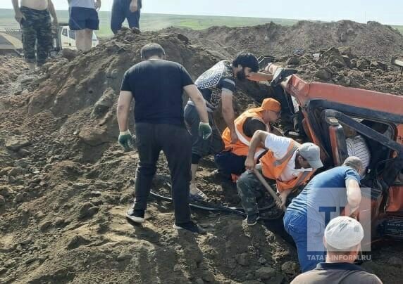 В Татарстане у КАМАЗа отказали тормоза, он въехал в земляную насыпь, водитель пострадал